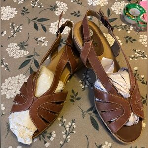 Soft Spots Tan Leather Sandals.  Size 9.5 Medium. New.